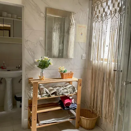 게스트하우스 For 3 In Hamrun- Ideal For Students, Family Or Vacation